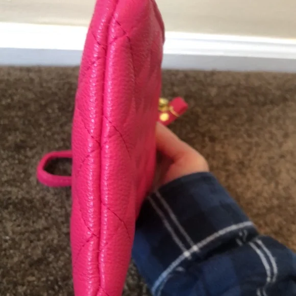 Pink wristlet with gold colored decoration and gold tone zipper - Picture 3 of 4